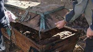 Что нельзя класть в гроб: как через похороны наводят порчу на живых