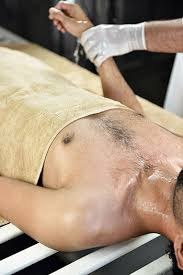 Завязанные руки покойника при погребении: что это значит для семьи